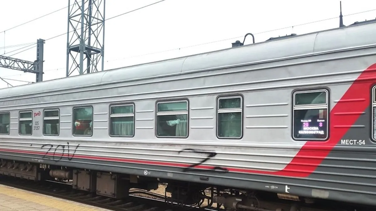 A transit train with inscriptions “ZOV” and “Vilnius is a Russian city” arrives in Lithuania