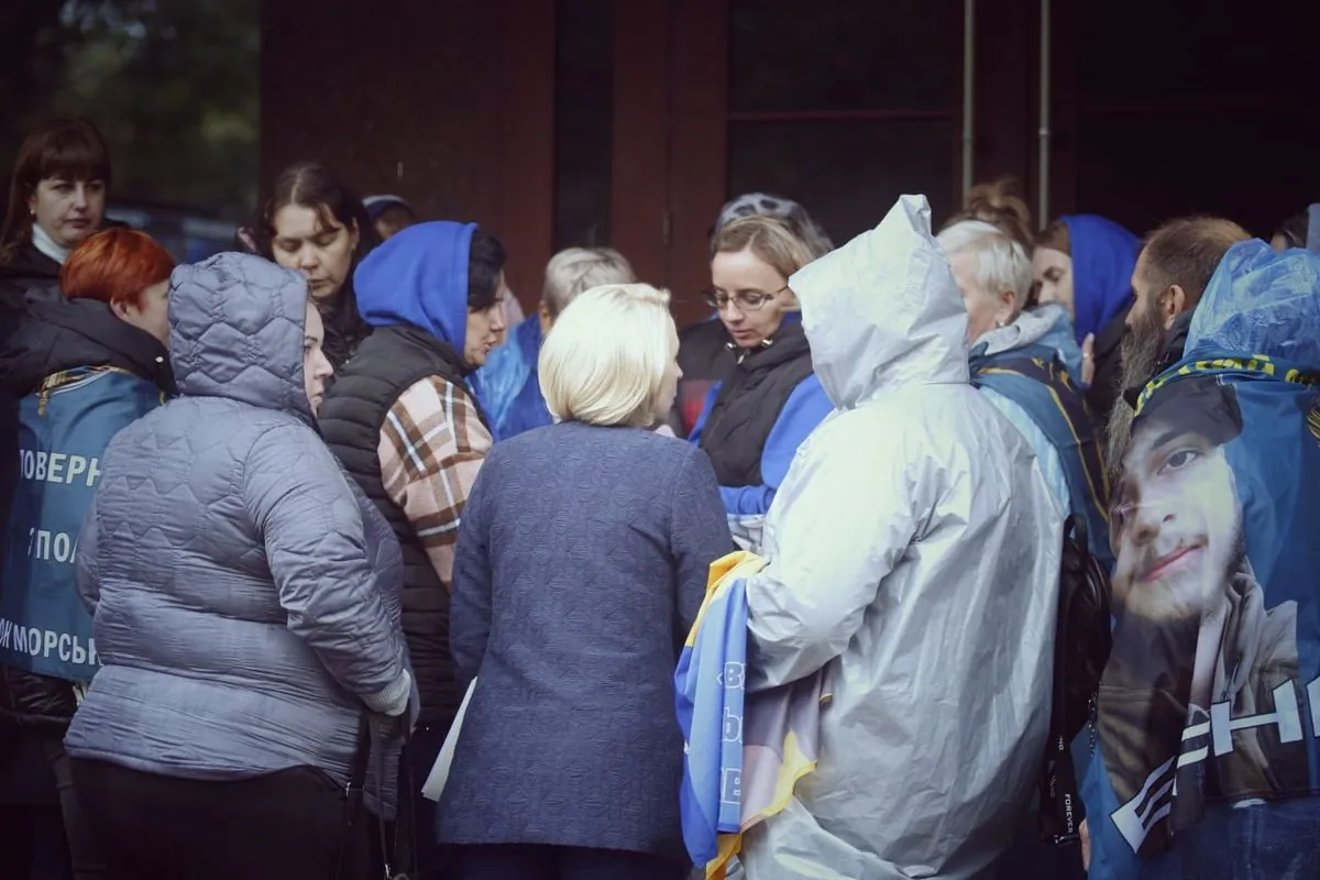 Representative of the OP Vereshchuk met with relatives of prisoners picketing near the Verkhovna Rada