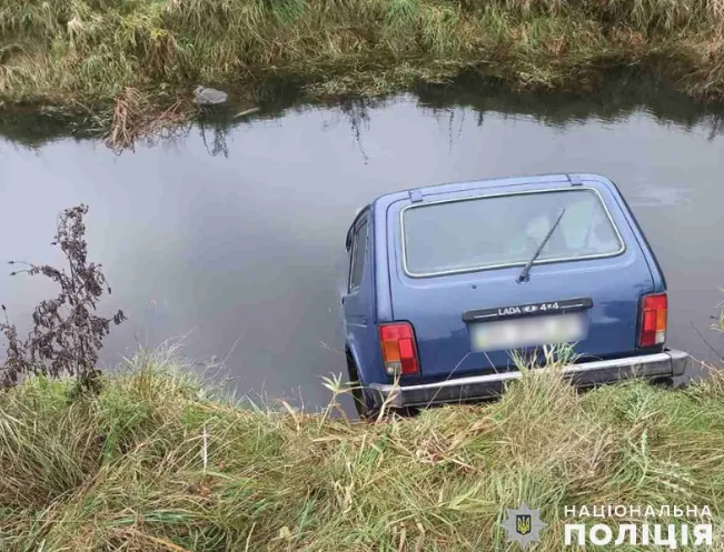 В Хмельницкой области водитель автомобиля съехал в ров с водой и погиб