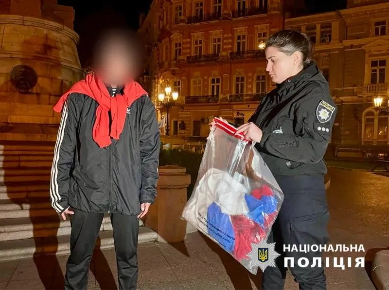 woman-tries-to-hang-russian-tricolor-in-odesa-police-investigate-the-case