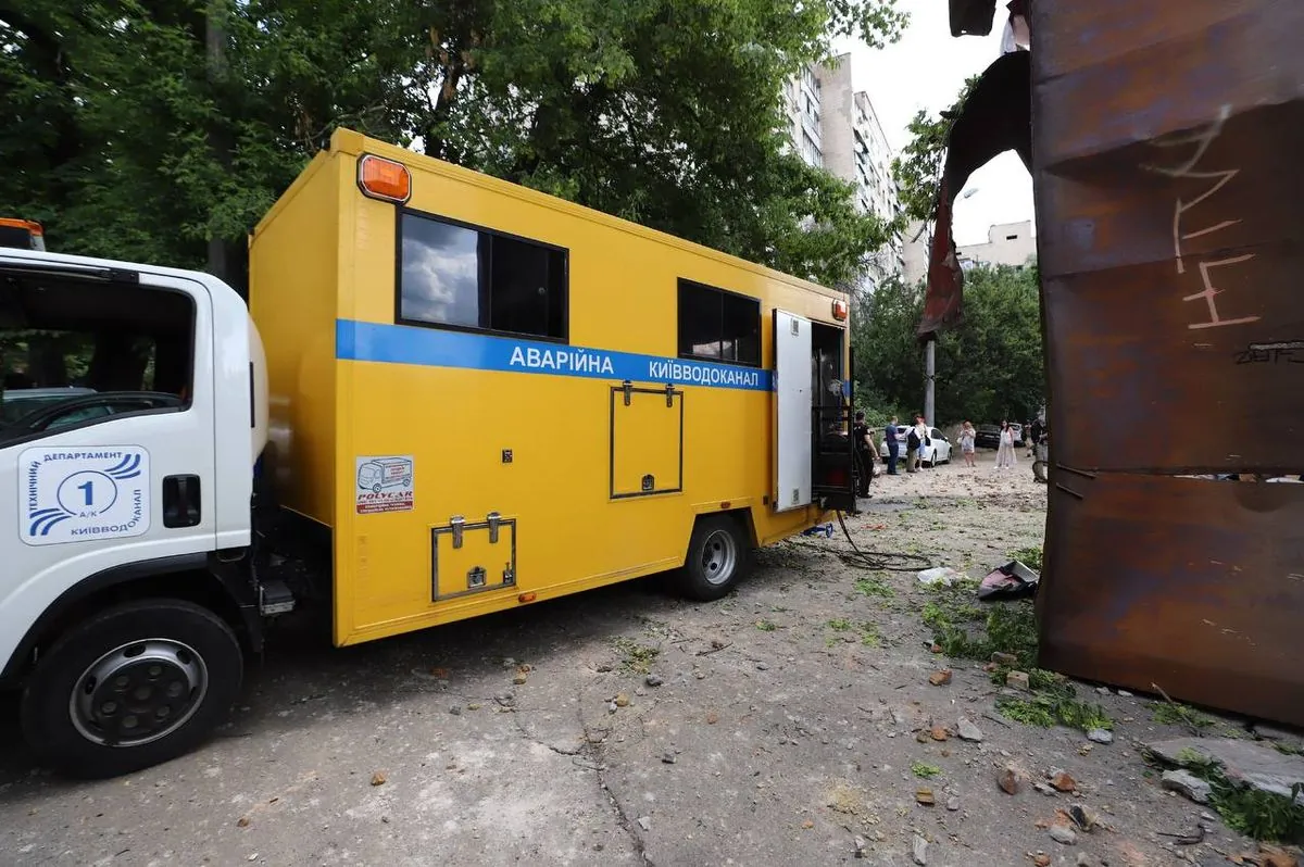 water-pipe-burst-near-dorohozhychi-metro-station-in-kyiv-station-closed-traffic-restricted