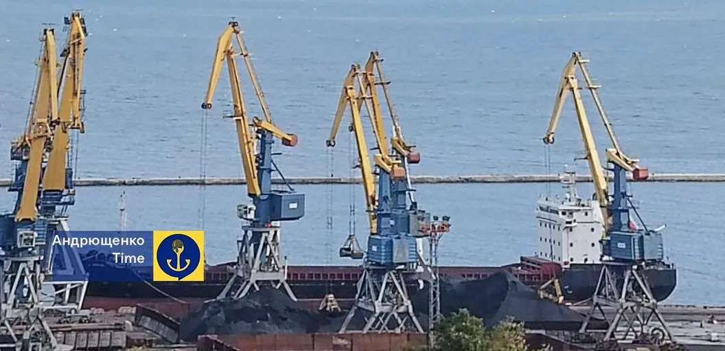 Occupants intensify port operations in Mariupol: two bulk carriers load minerals