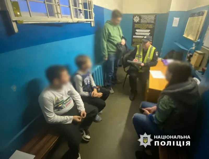 «Хотел пошутить": в Киеве задержали школьника, который забросил в вагон метро похожий на мину фильтр от противогаза