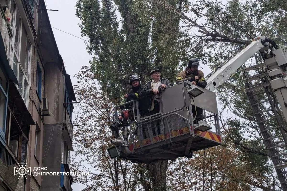 Удар рф по пʼятиповерхівці у Кривому Розі: показали наслідки Удар рф по пʼятиповерхівці у Кривому Розі: показали наслідки