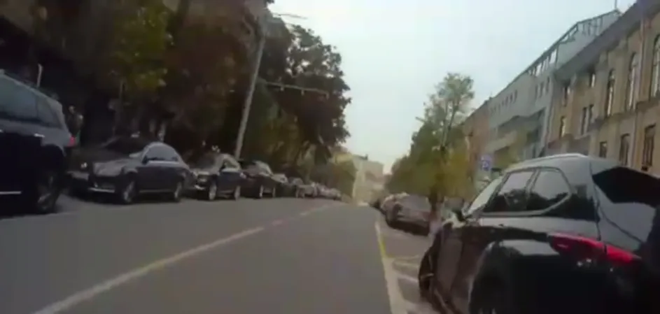 driver-assaults-parking-inspector-in-downtown-kyiv-after-being-told-off-kcsa