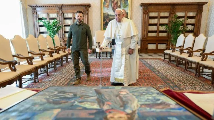 zelensky-presents-pope-francis-with-a-painting-of-the-massacre-in-bucha