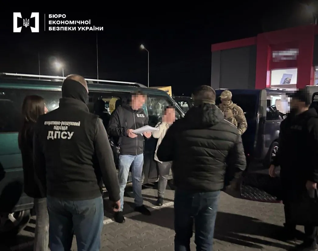 locals-hired-to-carry-branded-clothes-in-hand-luggage-smuggling-scheme-exposed-in-chernivtsi-region