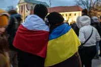 Рекордные показатели: поддержка приема украинских беженцев в Польше упала до 53%