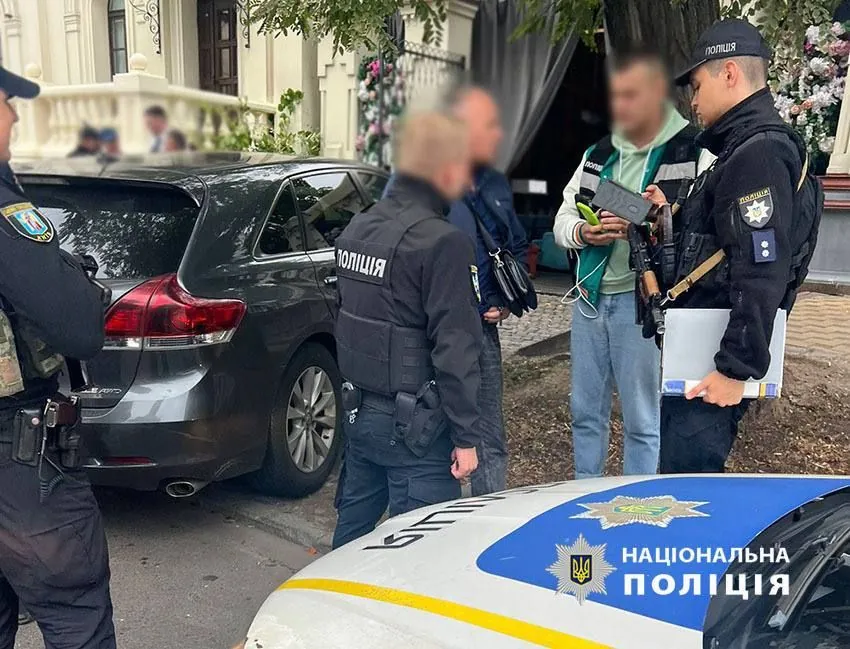 a-man-beats-an-inspector-in-the-center-of-kyiv-after-she-made-a-remark-for-improper-parking