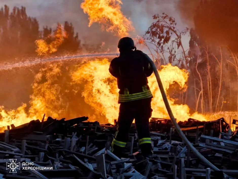 warehouses-burned-in-kherson-due-to-enemy-attack