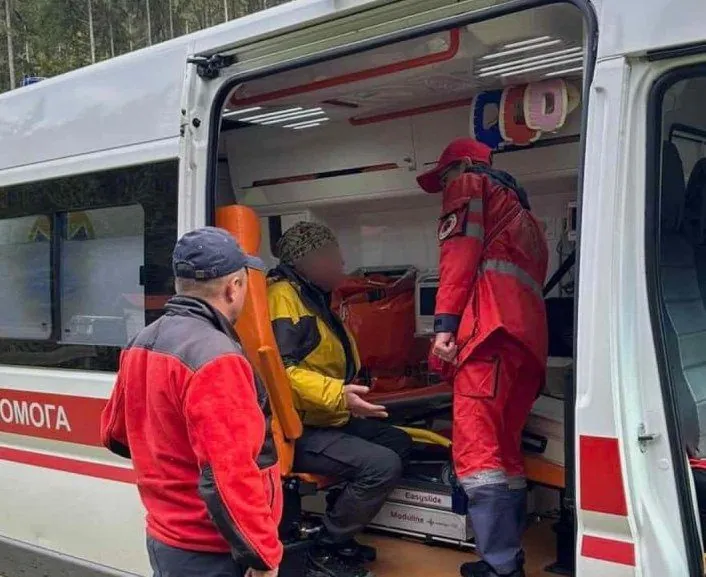 Туристу в Карпатах стало зле. За допомогою рятувальників його доправили до лікарні