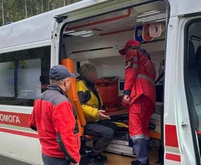 Туристу в Карпатах стало зле. За допомогою рятувальників його доправили до лікарні