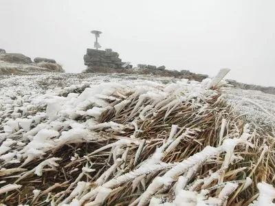 Frost and strong wind on Mount Pip Ivan in the Carpathians: photo