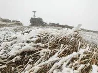 Frost and strong wind on Mount Pip Ivan in the Carpathians: photo