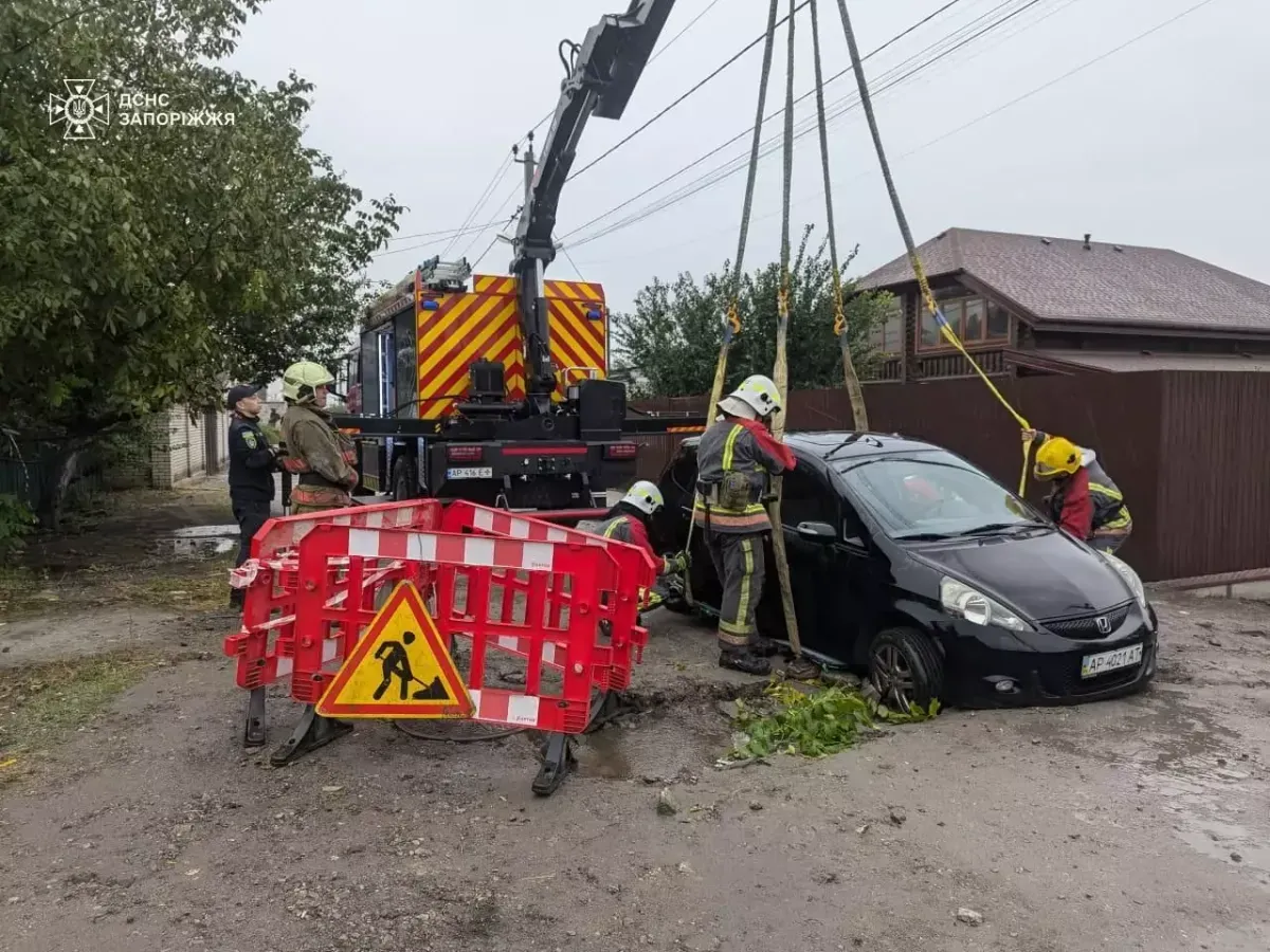 В Запорожье автомобиль передними колесами провалился под землю