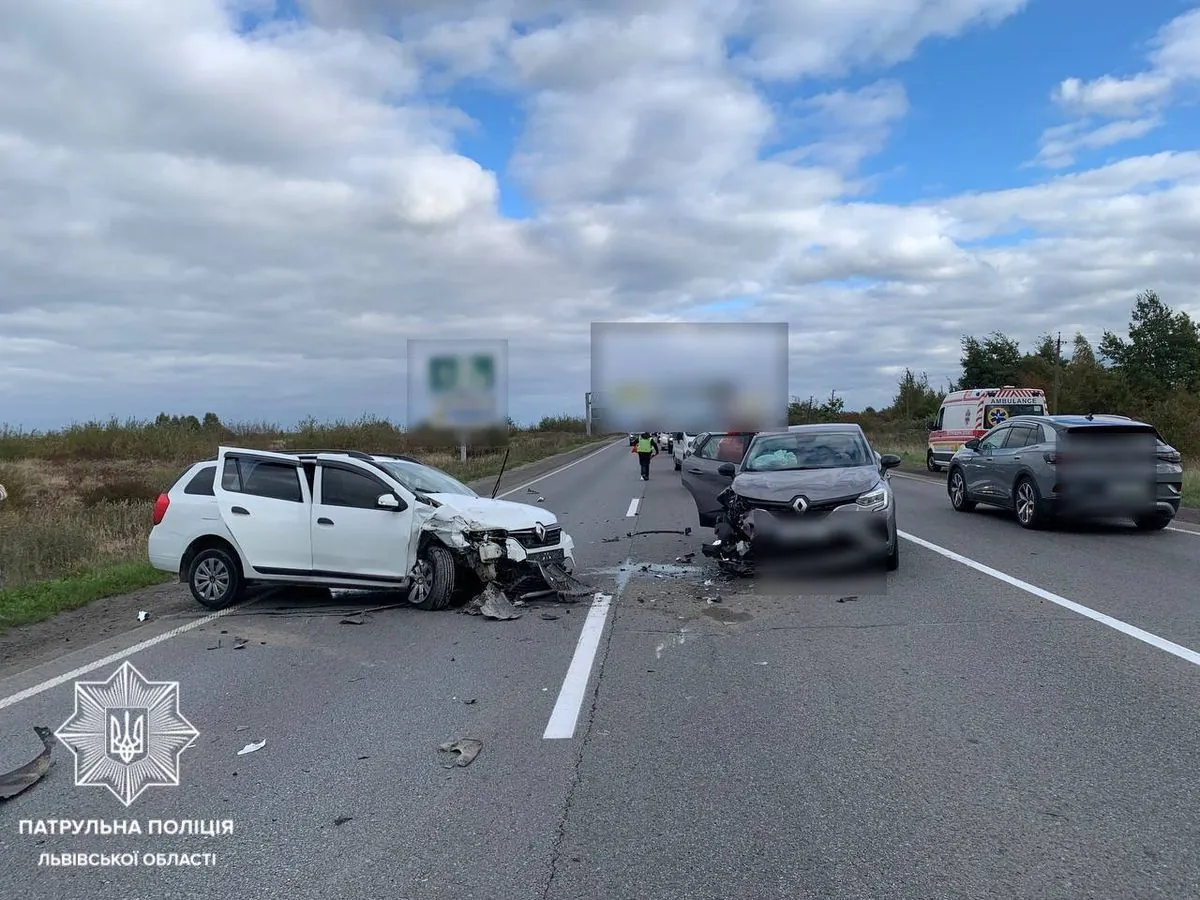 An accident with victims occurred on the Kyiv-Chop highway in Lviv region: traffic is reversed