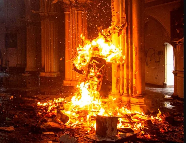 fire-destroys-one-of-the-oldest-churches-in-chile