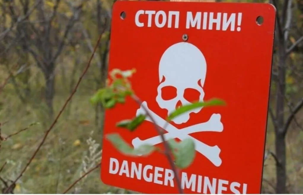 Ignored mine signs: motorcyclist explodes in Rivne region near the border