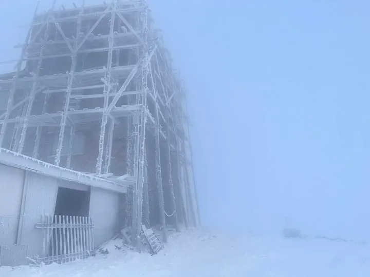 Snow-covered Mount Pip Ivan in the Carpathians is experiencing 6-degree frost: photo