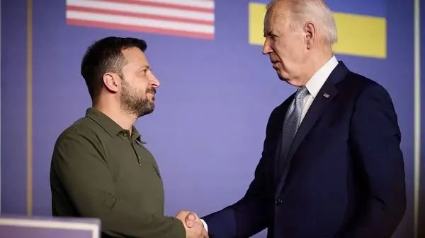 Biden talks to Zelenskiy and announces a new $425 million aid package for Ukraine