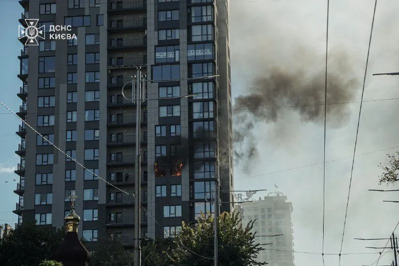 В центрі Києва виникла пожежа в багатоповерхівці: що відомо 