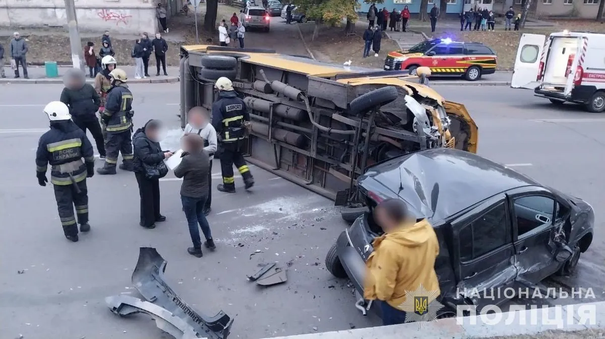 В Сумах произошло ДТП с участием маршрутки: травмированы восемь человек