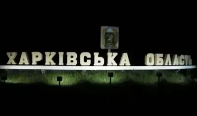 Окупанти вночі вдарили "Ланцетом" по автошляху на Харківщині: загорілась автівка