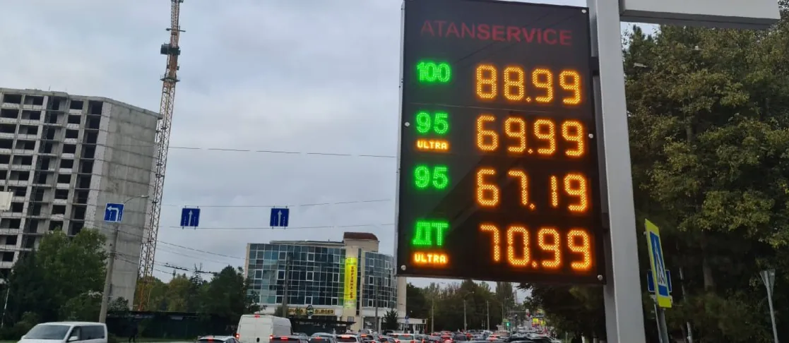 gasoline-prices-have-risen-sharply-after-the-ukrainian-armed-forces-attack-on-an-oil-depot-in-occupied-crimea