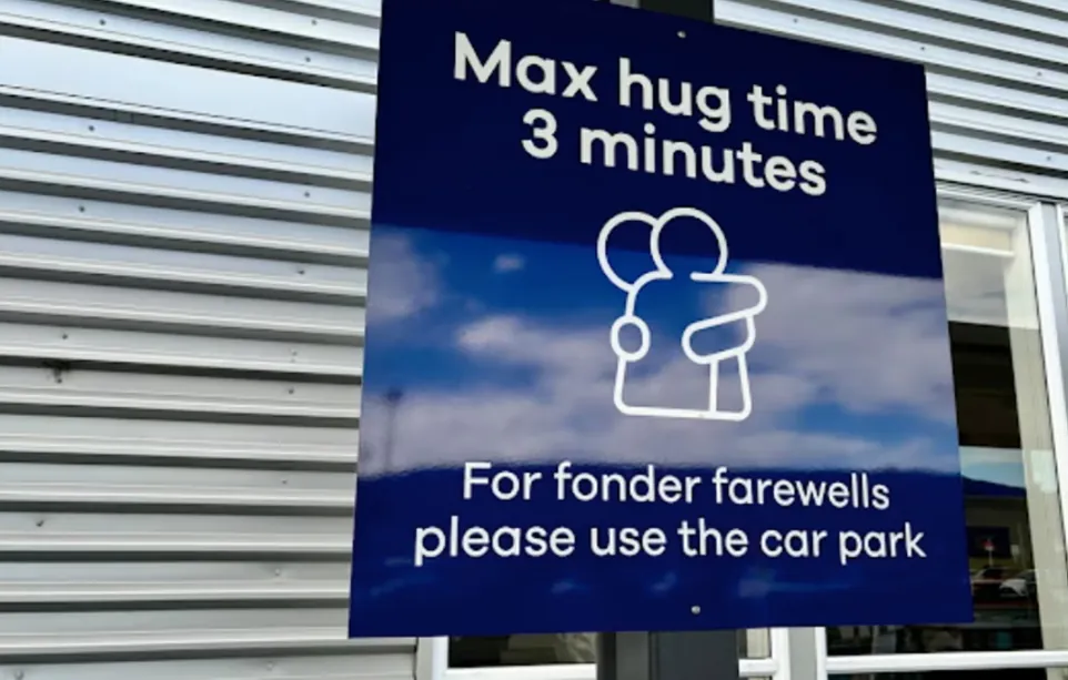 no-hugging-for-more-than-3-minutes-a-restrictive-sign-was-installed-at-the-new-zealand-airport