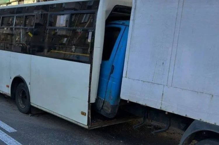 В столице грузовик на полном ходу въехал в маршрутку: 7 человек госпитализировали