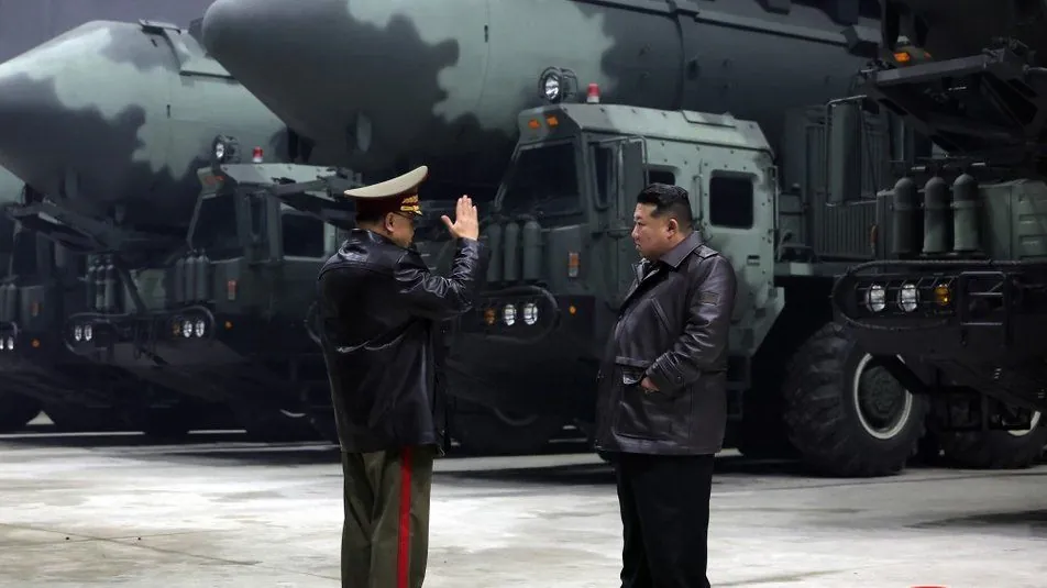 kim-jong-un-visits-intercontinental-ballistic-missile-base-bloomberg