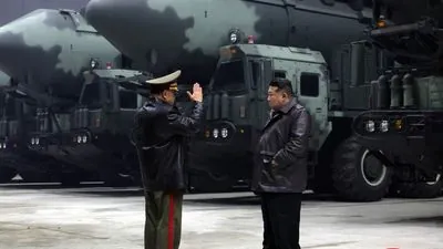 Kim Jong-un visits intercontinental ballistic missile base - Bloomberg