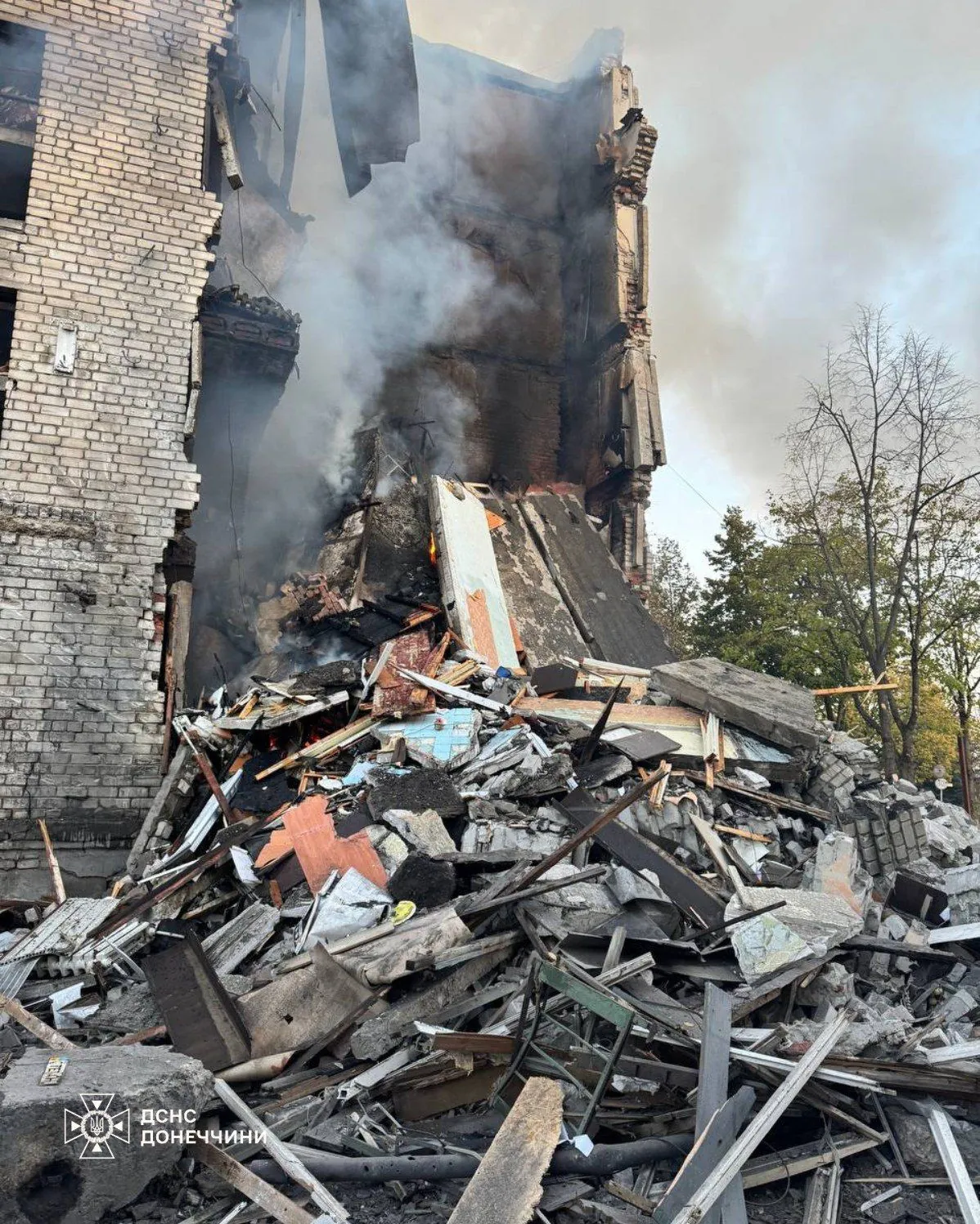 Enemy hits a five-story building in Lyman, Donetsk region, three dead in 24 hours due to Russian strikes in the region