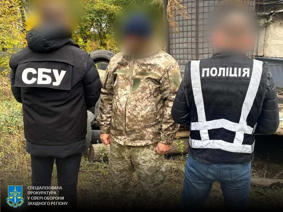 Військовий посадовець на Львівщині вимагав 8 тис. доларів за бронювання від мобілізації