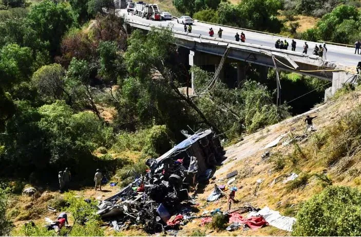 Accident in Mexico: bus overturned due to trailer, 19 passengers killed