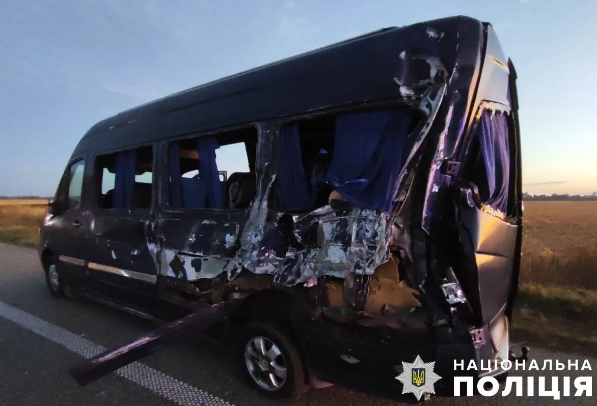 daf-truck-crashes-into-a-minibus-on-the-highway-a-child-is-in-hospital