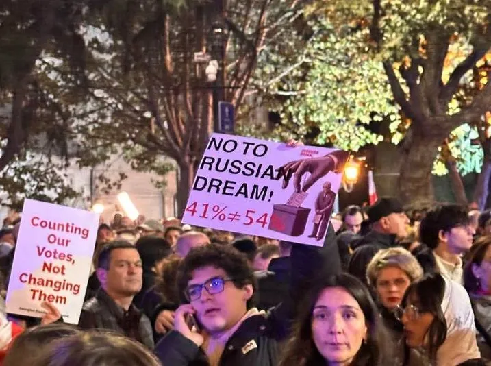 Protestujący w Tbilisi wygwizdali konwój Orbana