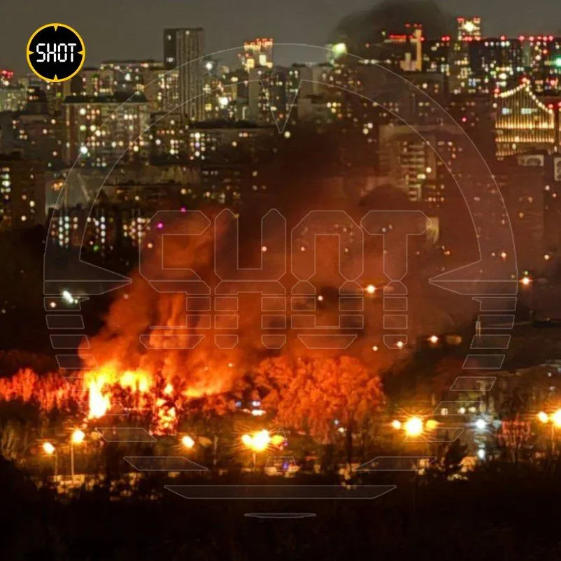 a-large-scale-fire-broke-out-in-moscow-near-the-water-sports-academy