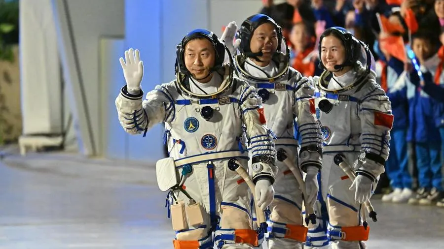 chinese-spacecraft-with-the-first-female-engineer-arrives-at-the-chinese-station