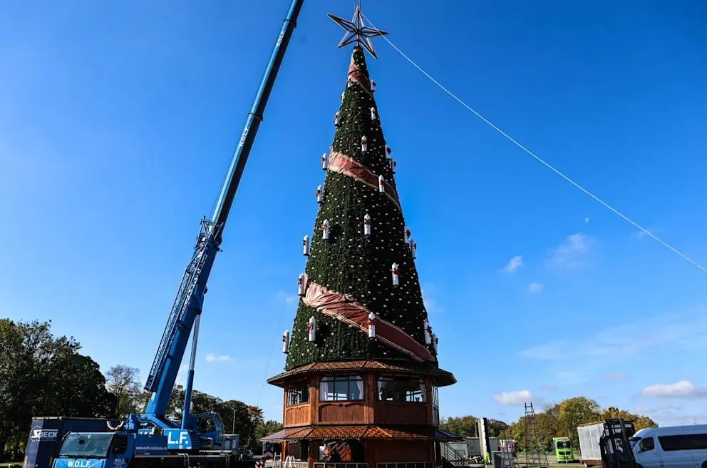 two-months-before-christmas-the-first-festive-tree-is-set-up-in-germany