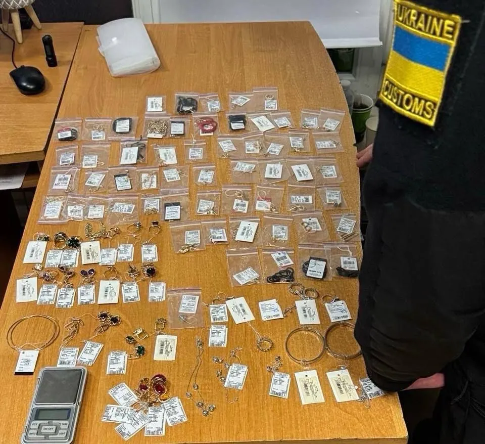 a-batch-of-jewelry-worth-almost-uah-24-million-seized-from-a-bus-passenger-at-the-border