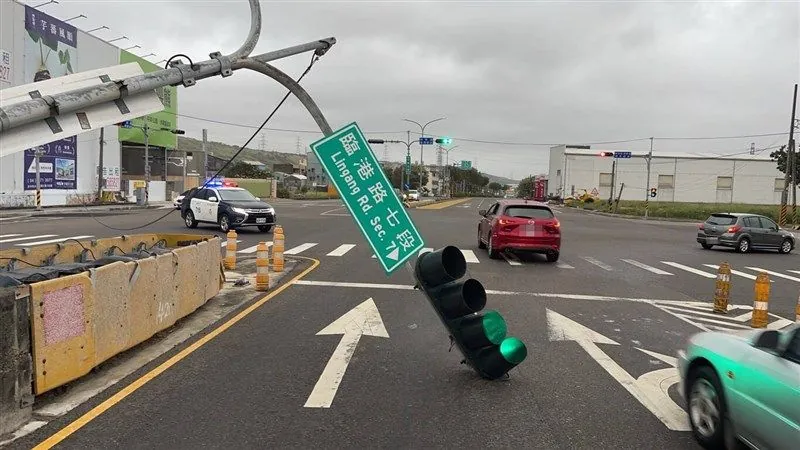 typhoon-kong-ray-hits-taiwan-in-an-unusual-season