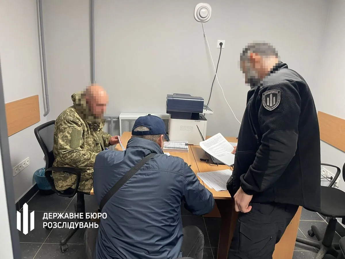 Полковник ЗСУ отримав підозру за допомогу дружині отримати майже мільйон "бойових" у тилу - ДБР