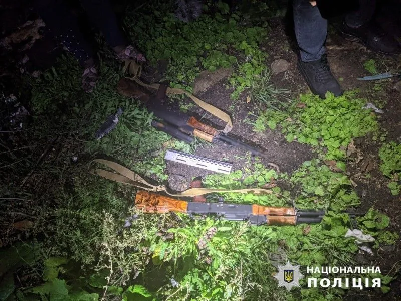 Man walked around village with two assault rifles in Odesa region: he was detained