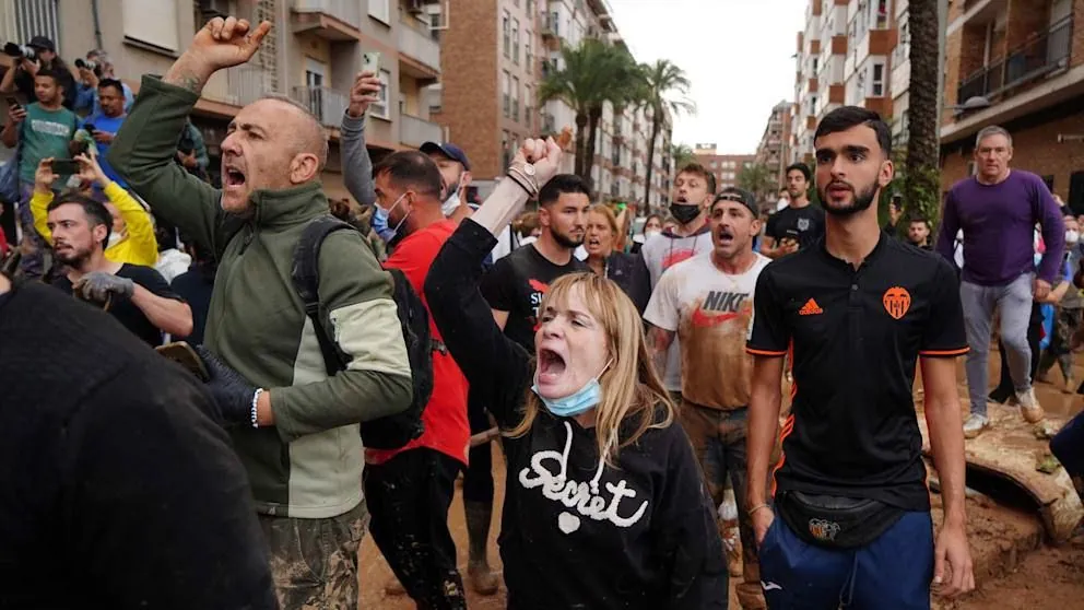 spanish-royal-couple-stoned-during-visit-to-flood-zone