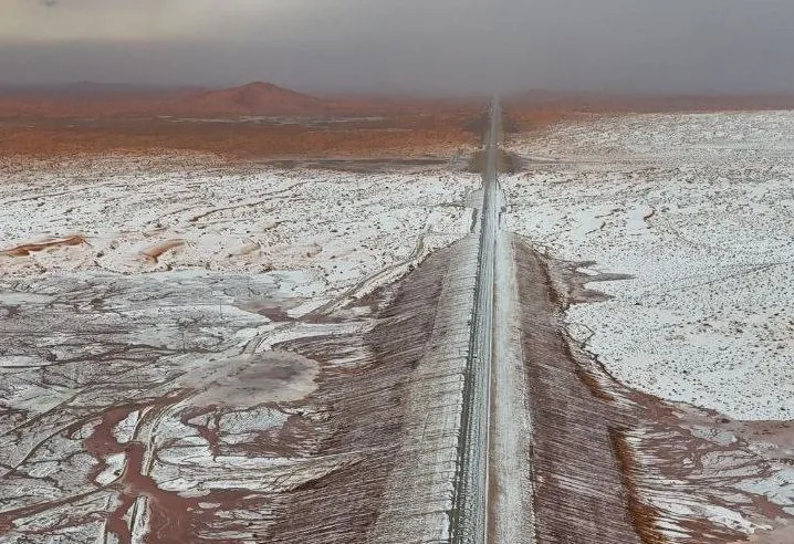 Historic event: snow falls for the first time in the desert region of Saudi Arabia