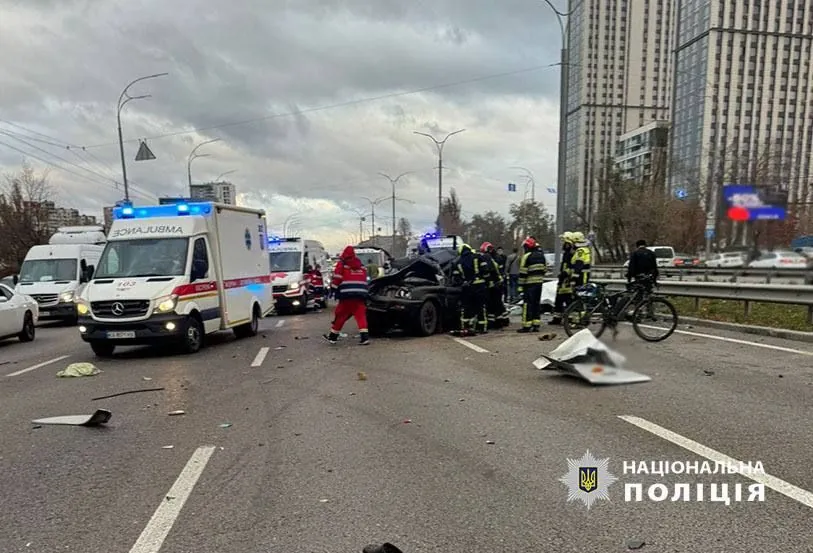 Large-scale accident with bus and truck occurred in Kyiv in the morning: one person was killed