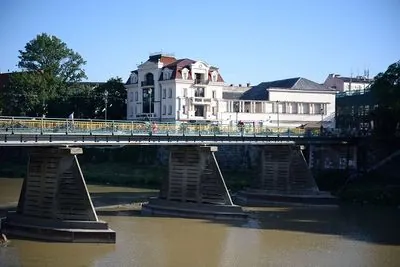 Woman jumps from pedestrian bridge in Uzhhorod, hospitalized