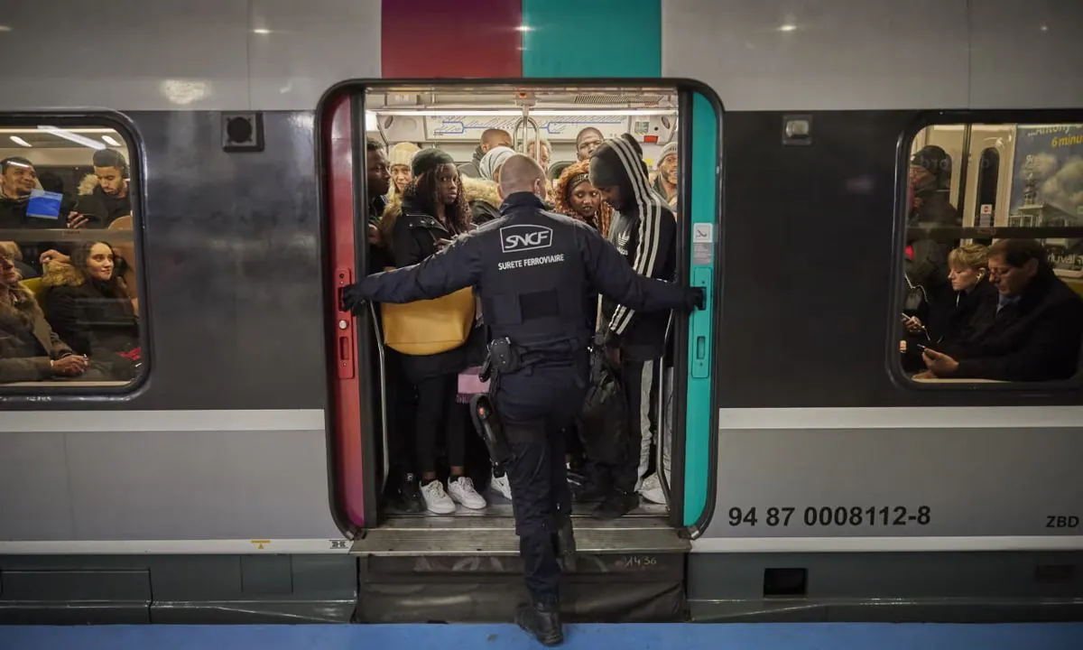 In France, an axe fight occurs in a Paris train: four wounded