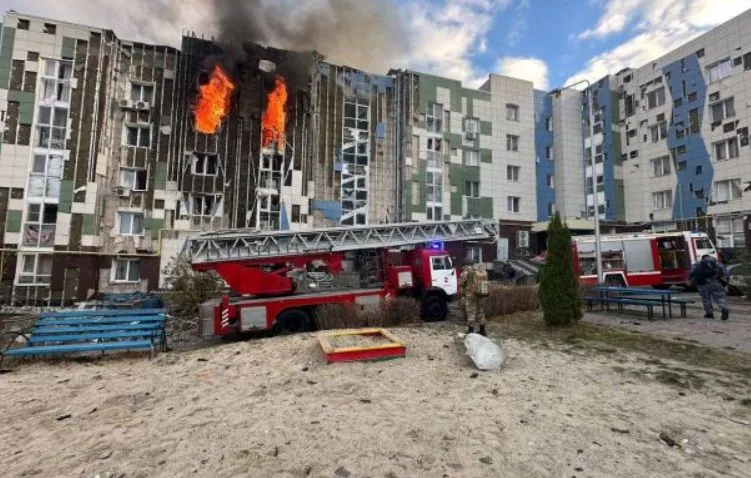 a-uav-hits-a-residential-building-in-belgorod-a-fire-broke-out-and-injuries-were-reported